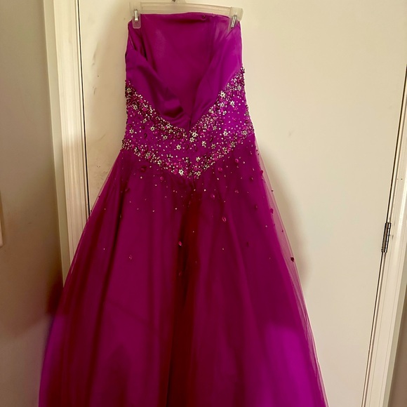 The Cool Collection Dresses & Skirts - I wore this dress and a spring formal a few years ago.